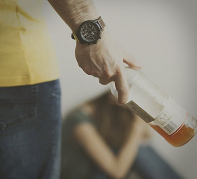 Мужчина угрожает женщине бутылкой